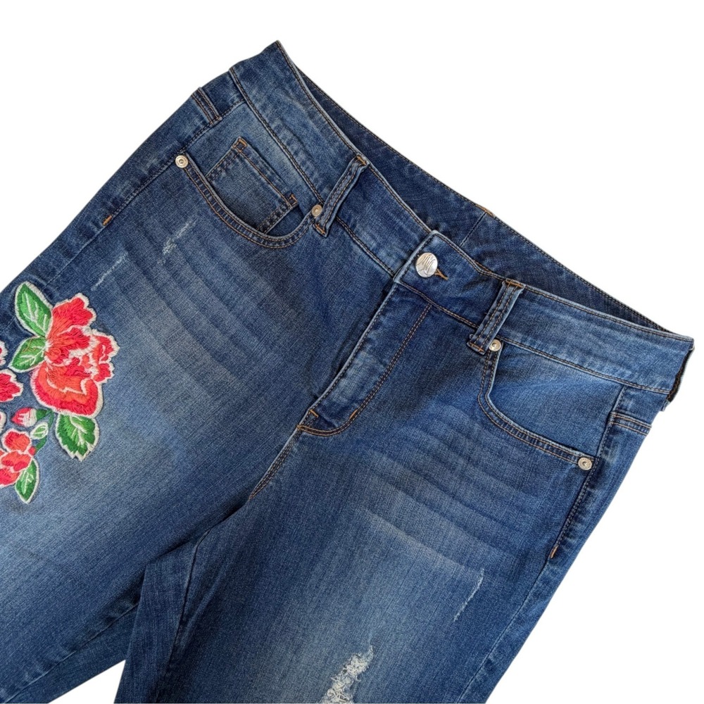 Melissa McCarthy Seven Jeans Medium Wash Floral Embroidered Distressed Crop 16W